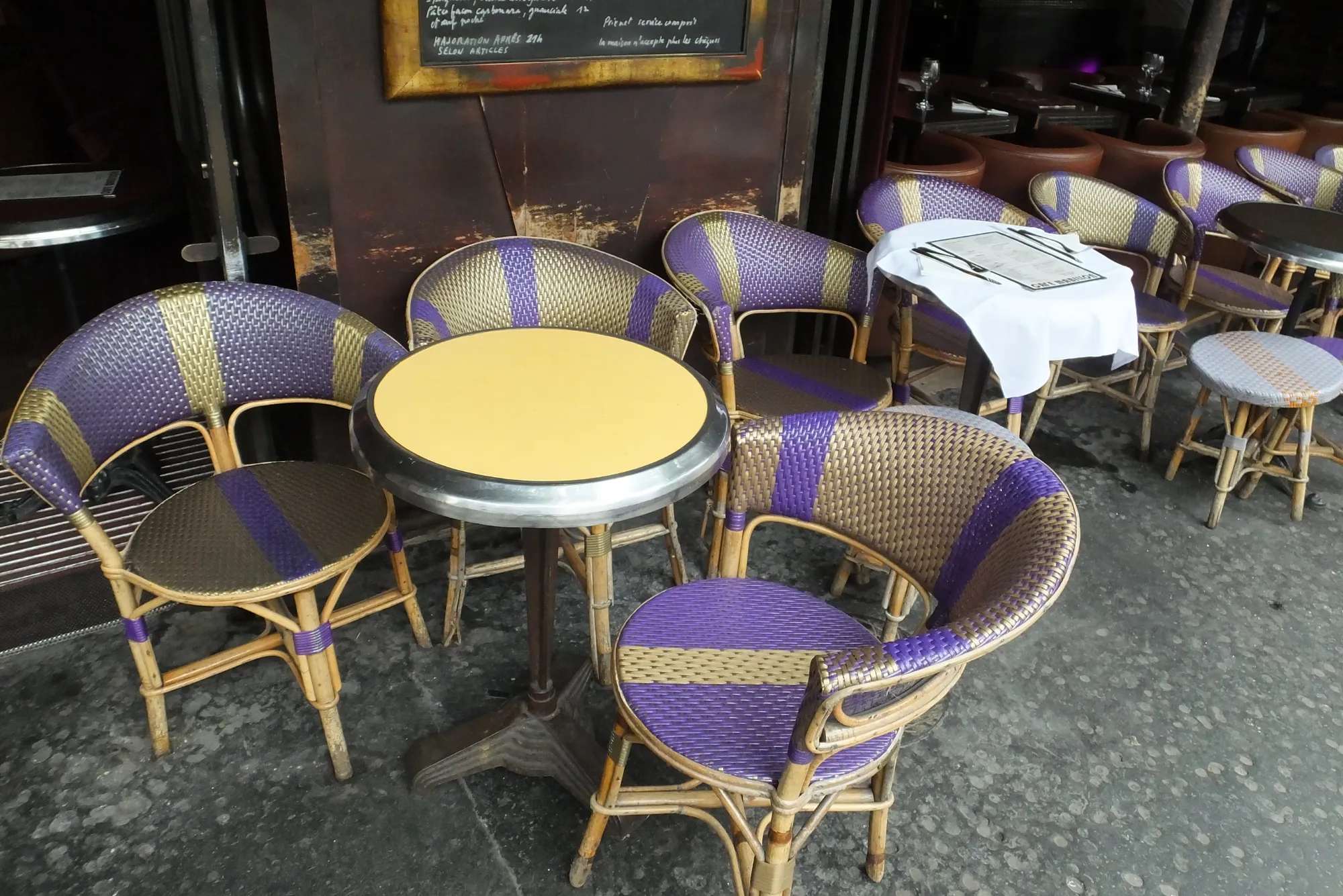 What are the latest design trends in cafe chairs wholesale?